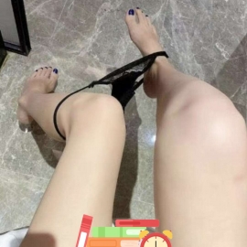 风骚妹子里面夹的很紧